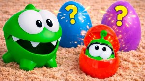 Игрушки Ам Ням и Ам Няша находят яйца-сюрпризы! 🥚 Что внутри? 🍬 Видео для детей