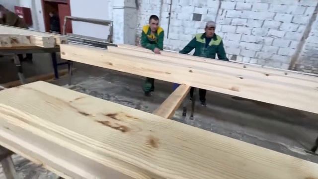 строжка клееного бруса боковыми шпинделями на станке Beaver