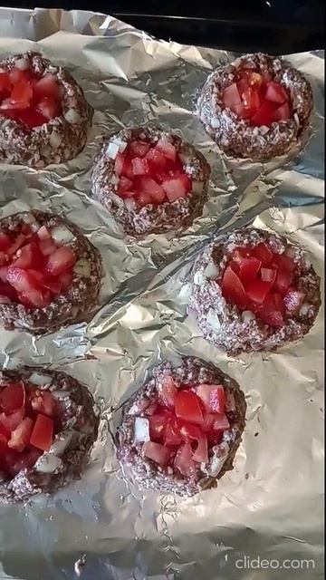 Гнезда из  свино-говяжьего фарша с помидором и сыром)