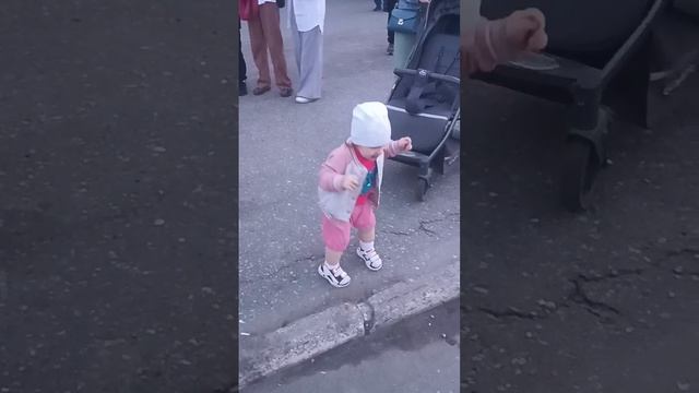 13-05-2026 Внучка учится танцевать 2023 г.