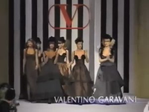 Показ женской коллекции Valentino prêt-à-porter осень-зима 1994-1995. Часть 3.