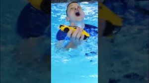 Спасаем Бамблби из бассейна после водной горки! 🤖🌊 #детскийканал #длядетей #игрушкидлядетей