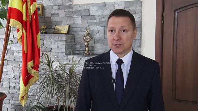 Боевой командир штурмового батальона передал Главе ЗГО Олегу Решетникову символ освобожденных террит смотреть онлайн