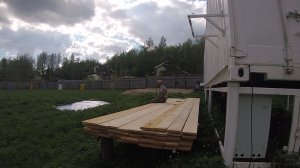 Деревня Соснино (разгрузка досок для перголы)