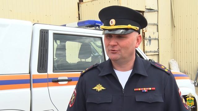 Полицейские передали гуманитарную помощь добровольцам, очищающим пляжи от нефтепродуктов