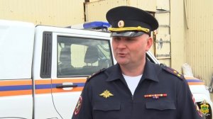 Полицейские передали гуманитарную помощь добровольцам, очищающим пляжи от нефтепродуктов