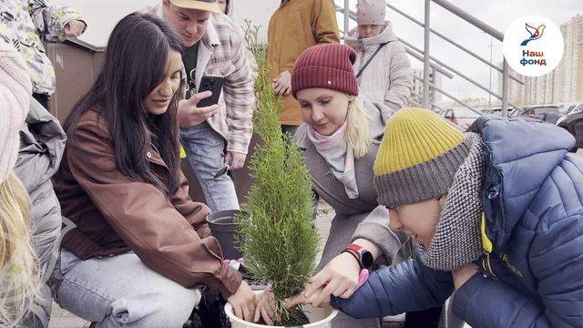 «Наш фонд добра» вместе с подопечными высадили цветы в центре «Родник»