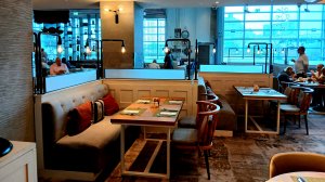 Holiday Inn . Дубай. ОАЭ. Отель Holiday Inn & Suites. Обзор отеля Holiday Inn & Suites. Холидей Инн