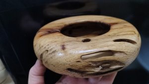 В продолжение поделки из ольхи сделал финтифлюшку из погрызенного пекана.