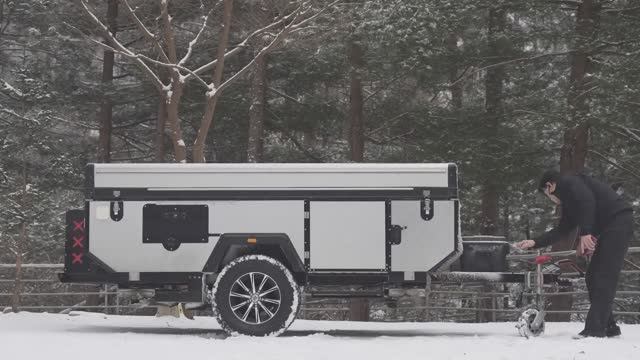 Зимний снежный кемпинг в полностью автоматическом складном прицепе со щенком за  ₽1,054,000 дол.АСМР