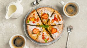 Шарлотка с персиками