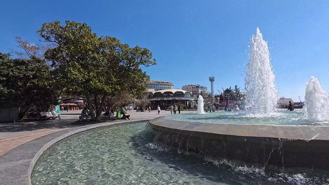 Как работает фонтан ⛲ Красивое шоу фонтанов украшение города Ялта 2026 🌅 жизнь в Ялте сегодня 2026