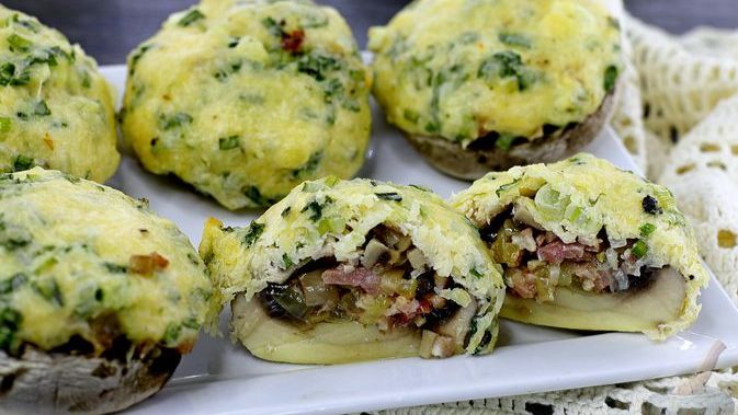 ШАМПИНЬОНЫ, ЗАПЕЧЁННЫЕ С БЕКОНОМ И СЫРОМ