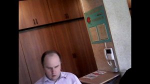 Тотально-слепой человек находит пластиковую бутылку без названия в другом конце зала.
