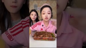Как мукбангеры ведут прямые эфиры по поеданию еды 🤤 залипательно