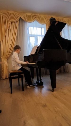 520.Никитюк Григорий, г. Королёв, МО, Микки Маус, Армейский радиопередатчик.