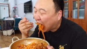 Китаец ест тушеную колбасу. Мукбанг. Китайцы едят на камеру. 🍜 много еды