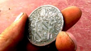Древняя и огромная монета Ватикана и складной фунт.
