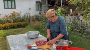 Бабушка готовит цыплят Азербайджанская Кухня Деревенская Кухня  Рецепты