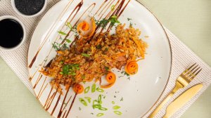Жареный рис с яйцом и беконом