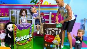 СКИТЛС или M&Ms? Кто ответит на пятерку? Урок физкультуры куклы Барби в школе ДаринелкаТВ