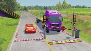 ТАЧКИ МАКВИН и БОЛЬШОЙ ГРУЗОВИК 🚗 Грузовой Эвакуатор Едет Через Огромные Ямы 💥🚛