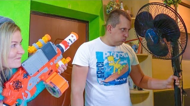 РОДИТЕЛИ НЕ МОГУТ ПОДЕЛИТЬ КОНДИЦИОНЕР. НЕРФ БИТВА. БРОС ШОУ смотреть онлайн