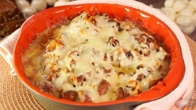 КУРИНЫЕ ГОЛЕНИ, ЗАПЕЧЁННЫЕ С ШАМПИНЬОНАМИ И СЫРОМ