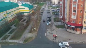 Оживленный перекресток . Наблюдаем за проезжающими автомобилями