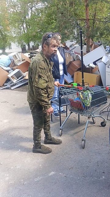 Алко терминатор Толян стоит и думает как бы выпить водки