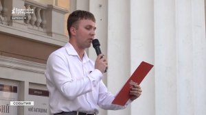 В Брянске у драмтеатра прошла Всероссийская акция «Вальс Победы»