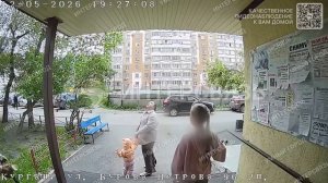На Бурова-Петрова 96 трое мальчишек лет 11-12 просто скинули с окна огромный камень