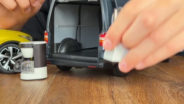 Марк открывает коробку с моделью VW Transporter 2003 года в масштабе 1:18 — приятно для ASMR. смотреть онлайн