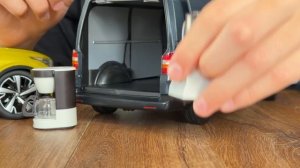 Марк открывает коробку с моделью VW Transporter 2003 года в масштабе 1:18 — приятно для ASMR.