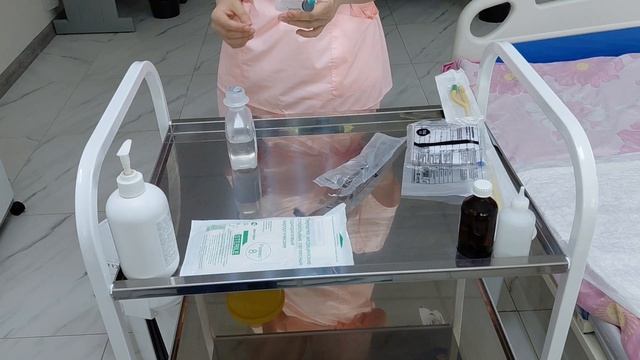 Проведение постановки постоянного мочевого катетера Фолея женщине