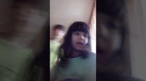 Показываю что в тумбочке