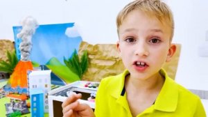Влад и Ники играют с детскими машинками и строят Matchbox City