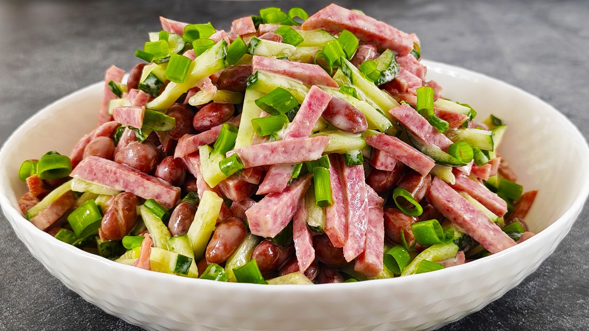 Вкусный салат с фасолью из доступных продуктов