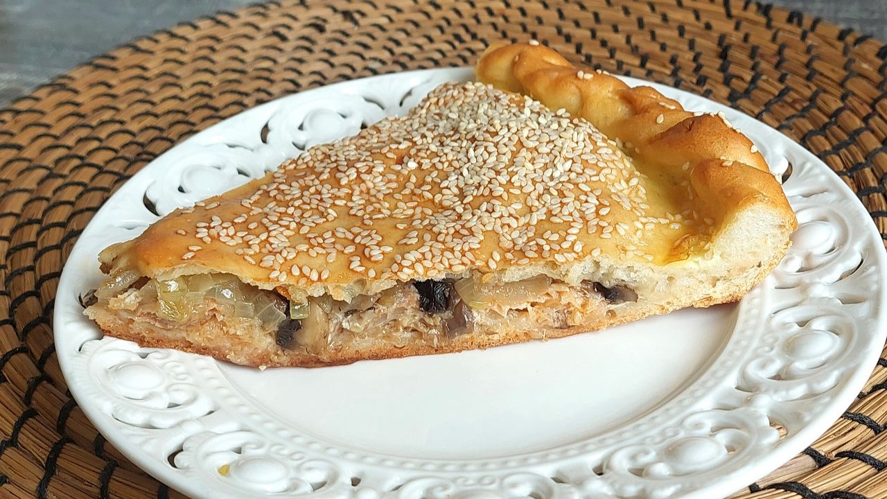 Пирог из дрожжевого теста с форелью и грибами. Сказочно вкусно. Присоединяйтесь.
