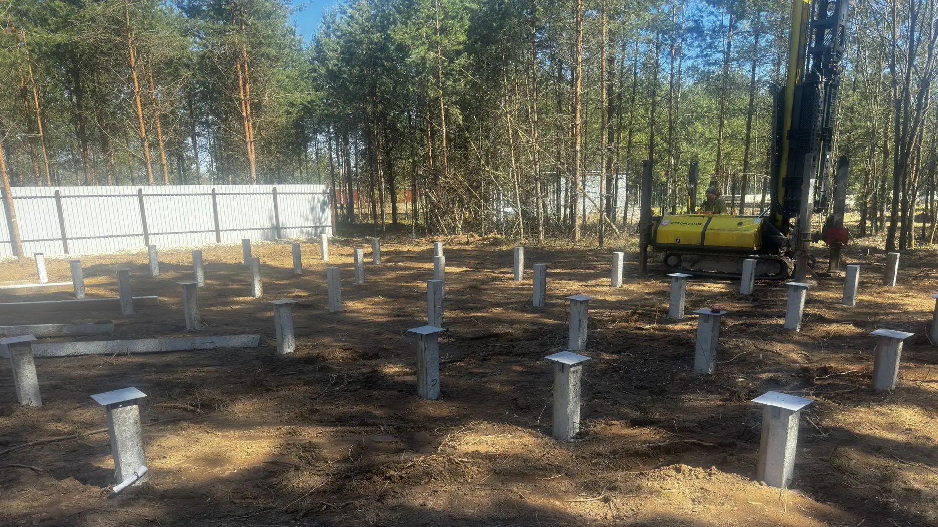 Работа свайно-забивной установки при монтаже ж/б свай - «Садовые Домики.Ру»