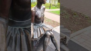 Балерина у оперного театра