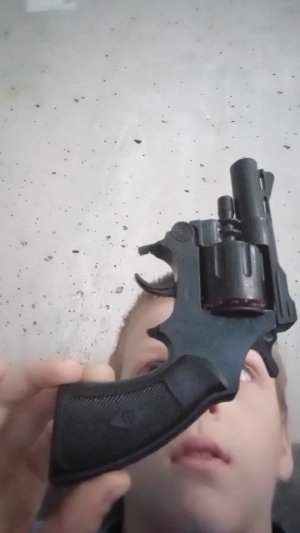 стреляю из песталета