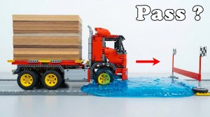 Грузовик LEGO Проезжает по слизи с помощью тяжелого дерева