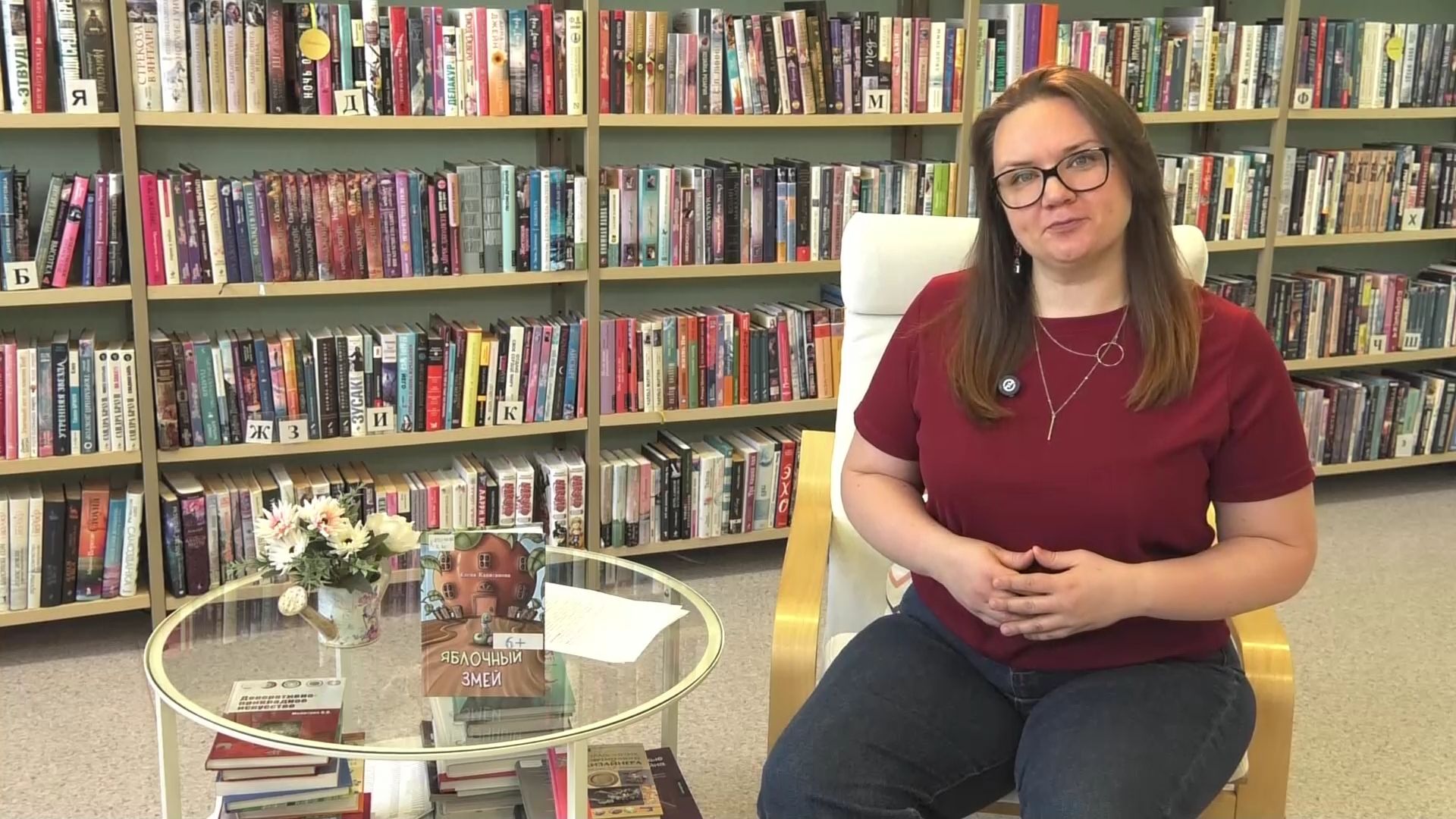 Югорским читателям рекомендовали книгу Елены Капитановой «Яблочный змей»