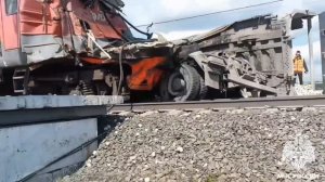 В Кузбассе недалеко от станции Бочаты столкнулись грузовой автомобиль и электропоезд