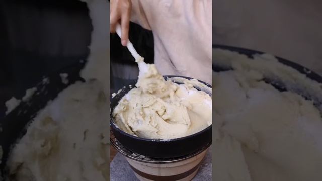Сладкие рисовые шарики с пастой из лотоса.
