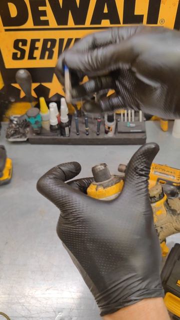 Как делали инструмент в 2015г винтоверт DeWALT DCF886 удивлены или нет? #деволт #dewalt #dcf887