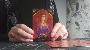 Кто и зачем тайно следит за вами? Расклад Таро