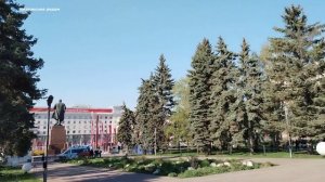 Фонтан в сквере. Жаркая майская погода
