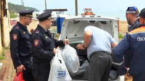 Туапсинские полицейские волонтерам и спасателям передали сапоги